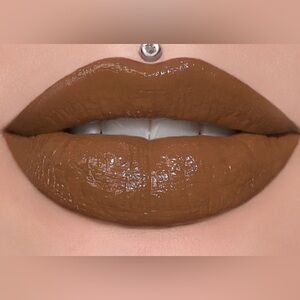Jeffree star supreme gloss Top Shelf
Brown with dark yellow tones